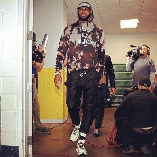 塞维利亚双雄德比战前携手出席活动，呼吁共同抵制校园霸凌（德比将至，塞维利亚两队携手出席活动，倡议抵制校园霸凌）