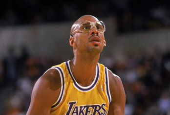 对手的防守直接被拆散（对手防线瞬间瓦解）