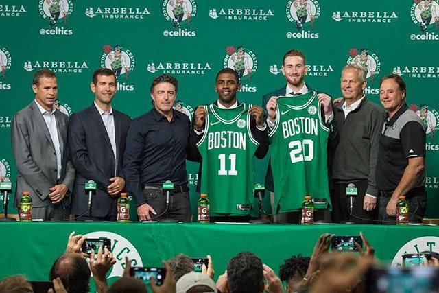 2025上海明日之星冠军杯足球赛圆满落幕，颁奖仪式进行（2025上海明日之星冠军杯足球赛落下帷幕，颁奖典礼隆重举行）