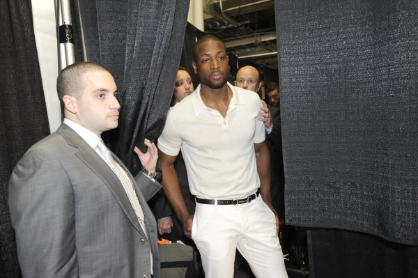 湖人詹姆斯关键封盖锁定胜局（詹姆斯关键封盖助湖人锁定胜利）