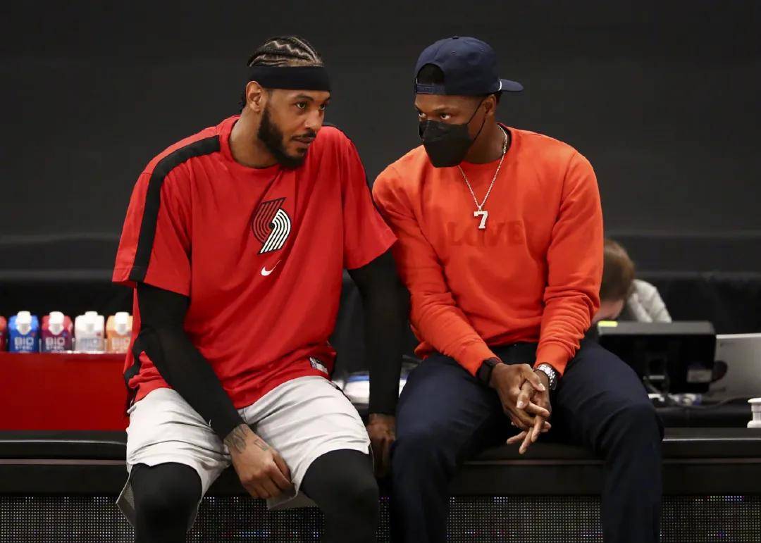 都体：道格拉斯-路易斯受伤下场，让他符合买断条款更加困难（都体：道格拉斯-路易斯伤退，满足买断条款的难度上升）