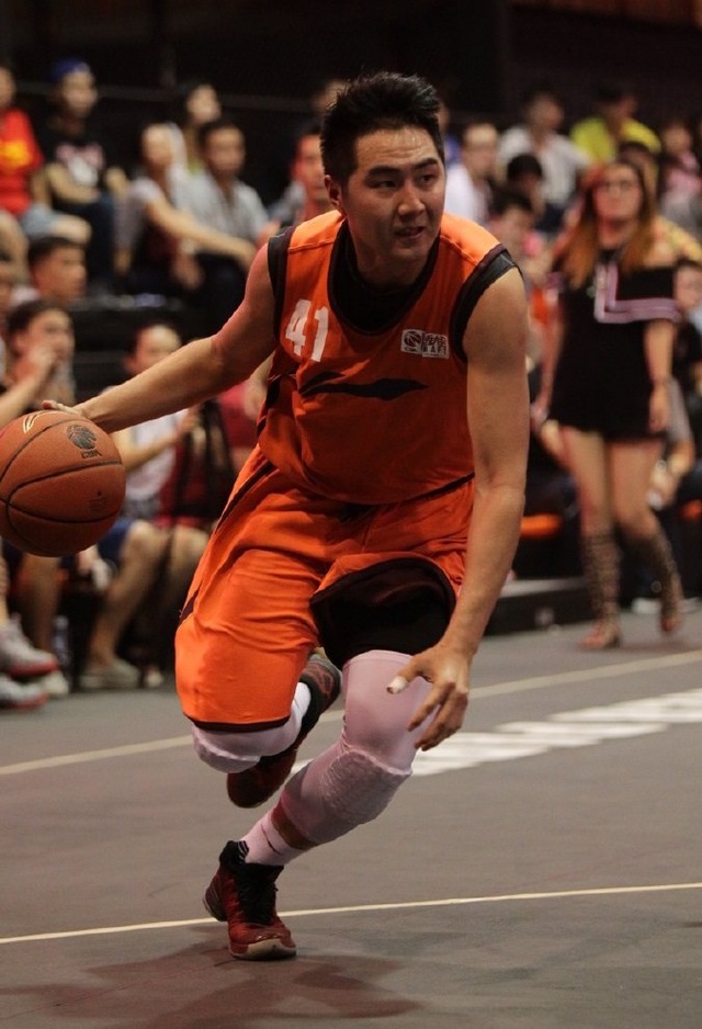 纽卡球迷在基地附近拉横幅：伊萨克是只纯粹的老鼠（纽卡球迷在基地外拉横幅：称伊萨克为一只彻头彻尾的老鼠）