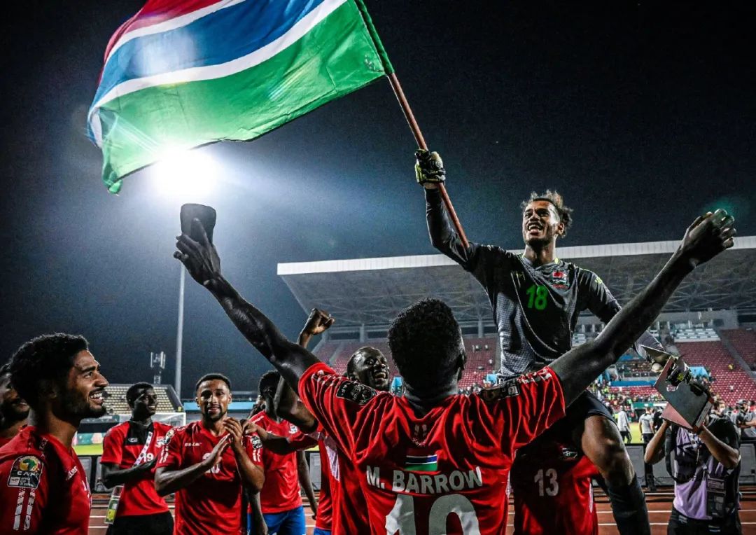 圣诞树入镜！杨瀚森更新社媒晒与奥登合影并配文：12月（杨瀚森社媒晒与奥登合照：圣诞树作背景，配文12月）