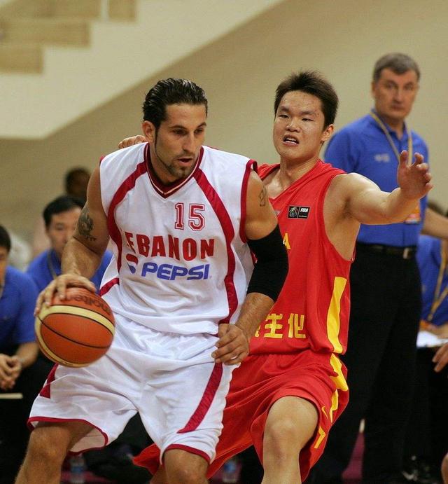 球迷怒喷后蹇韬回应：输球又怎么样？随后被韦世豪、甘超拦下（被球迷怒喷后，蹇韬回怼：输球怎么了？随即被韦世豪、甘超拉住）