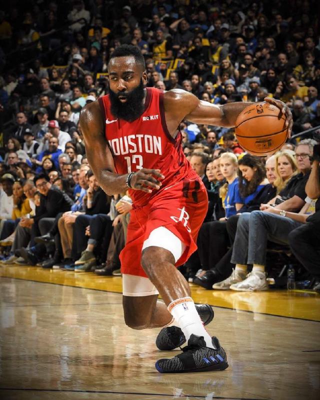 拜仁12轮不败领跑，曼城绝杀鱼腩，巴萨AC米兰登顶（拜仁12轮不败继续领跑，曼城绝杀弱旅，巴萨、AC米兰齐登顶）