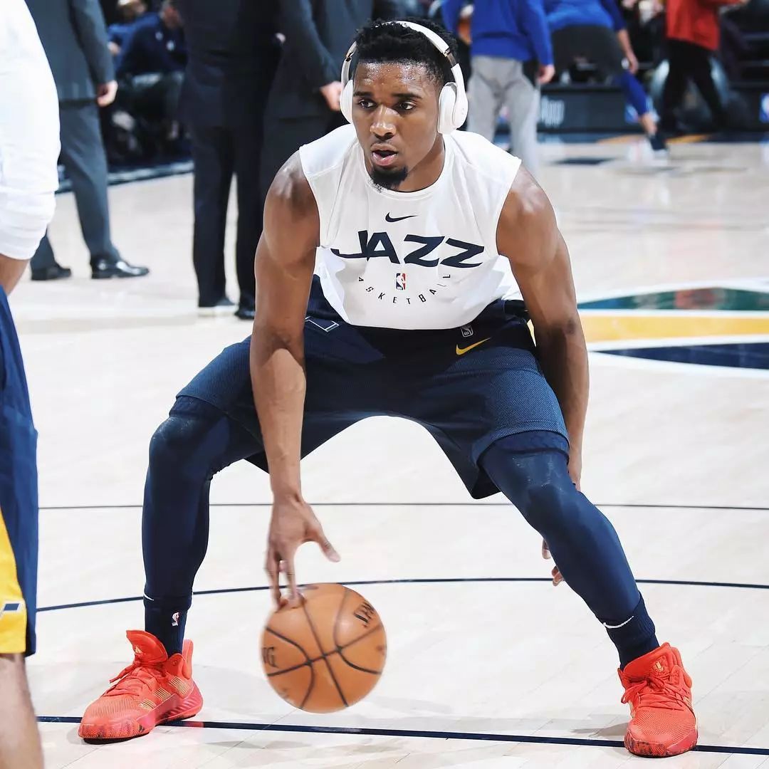 媒体人：华莱士竞技状态不佳离开新疆队，到队仅10天便离队（媒体人：华莱士因状态欠佳已离开新疆队，入队仅10天即告别）